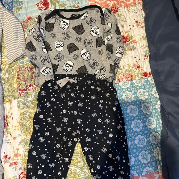 Lot of 4 infant boys Star Wars outfits 18 months gently worn - Picture 2 of 6